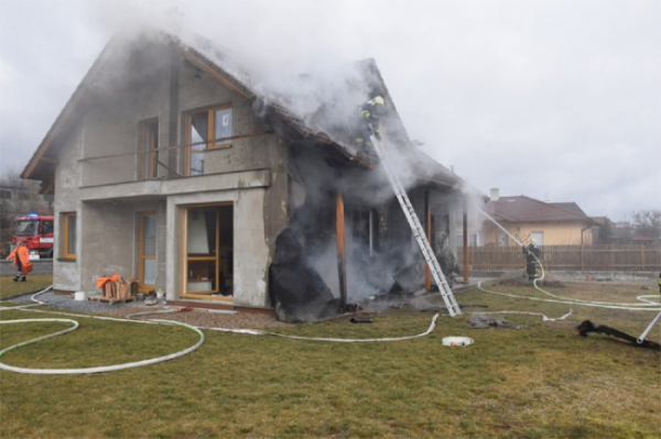 Při požáru novostavby hasiči uchránili majetek za téměř pět milionů