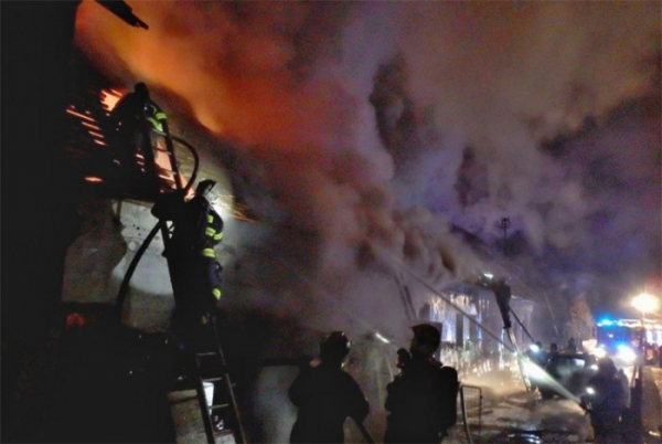 Noční požár rodinného domu na Benešovsku s milionovou škodou