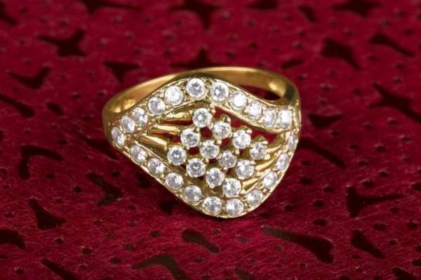 Na zásnuby je ideální briliantový prsten. Proč tomu tak je?