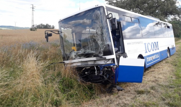 Při střetu autobusu s osobním autem na Benešovsku se zranilo osm osob