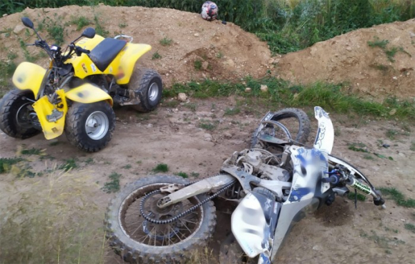 Při srážce motocyklu a čtyřkolky na Benešovsku byli tři lidé vážně zraněni