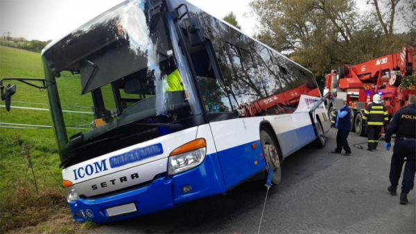 Hasiči zachránili 19 cestujících z havarovaného autobusu na Benešovsku