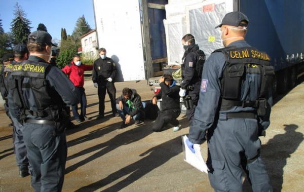 V Benešově zadrželi středočeští celníci  migranty, byli schovaní v kamionu