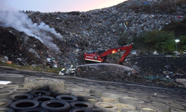 Požár skládky komunálního odpadu na Benešovsku způsobil škodu za milion
