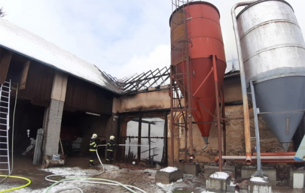 Na Benešovsku hořela stodola, byl vyhlášen druhý poplachový stupeň