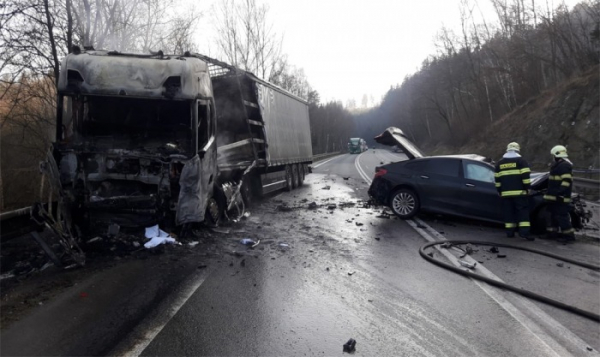U Votic na Benešovsku došlo k tragické dopravní nehodě s následným požárem