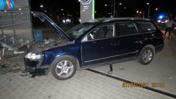 Řidič volkswagenu srazil v Mladé Boleslavi několik lidí a naboural do brány 
