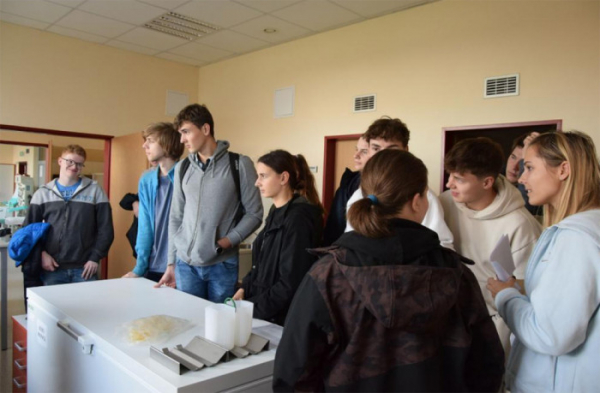 Studenti benešovského gymnázia si v rámci akce na podporu dárcovství krve prohlédli transfuzní stanici