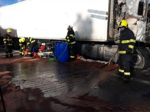 Na dálnici D1 u Soutic došlo k požáru kamionu naloženého potravinami, škoda je více jak milion korun