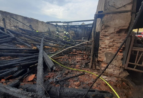 Škodu za čtyři a půl milionu korun způsobil na Benešovsku požár stáje v areálu statku