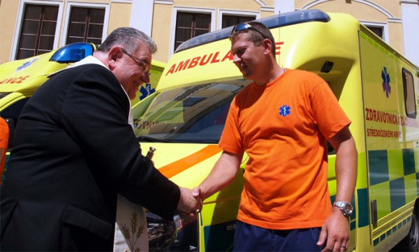 Kardinál Duka požehnal vozidlům středočeské záchranky